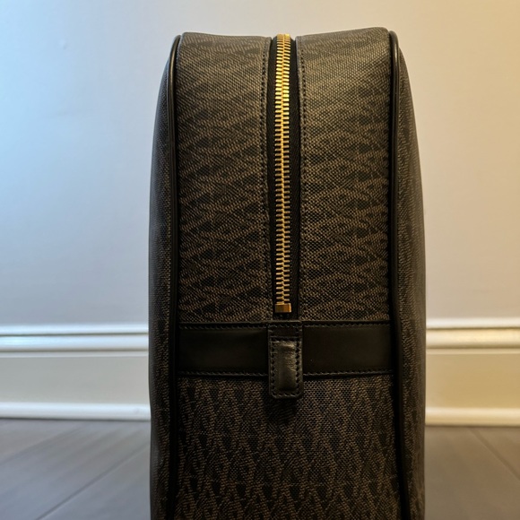 Saint Laurent Toile Monogram -Authenticity Card,Strap, Dustbag,lock/key included - Picture 10 of 16